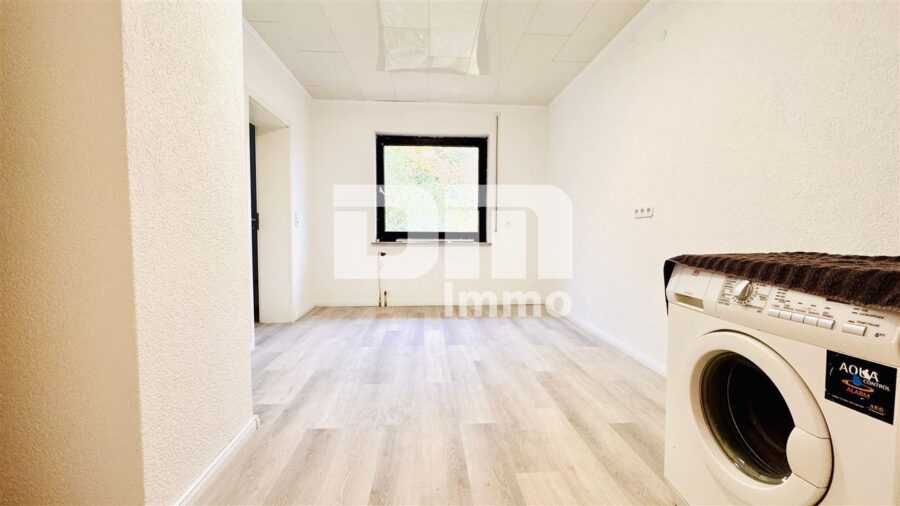 Umfassend saniertes Ein- Zweifamilienhaus auf großem Grundstück in Traumlage - EG WE2 Rechter Gebäudeteil Schlafzimmer / Küche